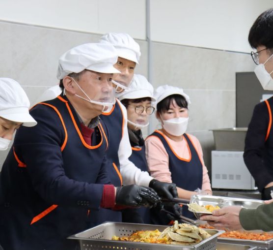 서동용국회의원, 점심 배식 봉사활...